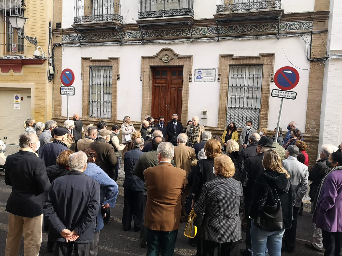 Ayto_Sevilla's tweet photo. Triana homenajea al pintor José Antonio García Ruiz en su casa natal de la calle Pureza. Gracias a esta red de placas cerámicas podemos adentrarnos en el mundo artístico durante nuestro paseo por el barrio. https://t.co/uvAV88AbzB