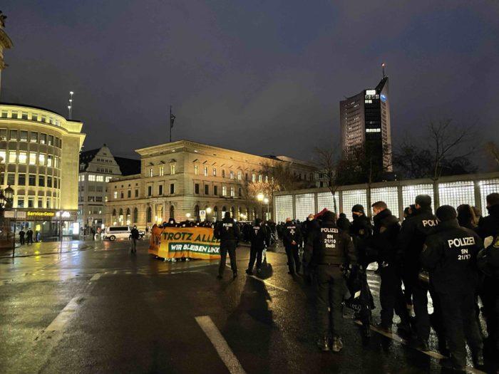 RassismusT's tweet photo. Über #le1102 gibt es auf Indymedia noch einen Text:

"Solidarisch gegen ihre Repression"
-> https://t.co/uoQ0B9vGb5 https://t.co/TNBNHKO671