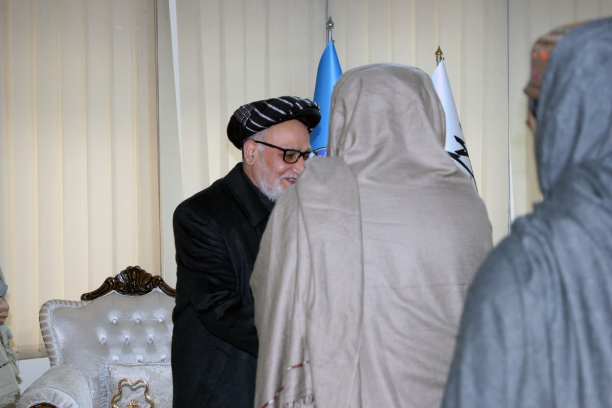 moiafghanistan's tweet photo. د کورنیو چارو وزیر له ښاغلي عبدالسلام رحيمي سره وکتل 
د کورنیو چارو وزیر الحاج خليفه سراج‌الدين حقاني د ښاغلي عبدالسلام رحيمي وطن ته په راتلو هرکلی وکړ. خليفه صاحب وويل، افغانستان د ټولو افغانانو ګډ کور دی او ټول افغانان حق لري چې په افغانستان کې ډاډه ژوند وکړي.
۱/۲ https://t.co/iJInwL9mzA
