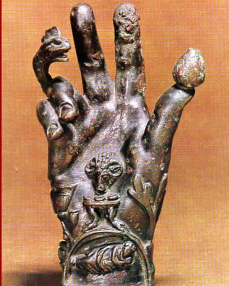 Ghadeer8053's tweet photo. يد صُنعت في اليمن القديم لها ألف معنى ومعنى 
تعود الى ماقبل الاف السنين من الان 

صراحة الصمت أفضل من الكلام عندما نجد مثل هذا الجمال 

⁧#اليمن⁩ https://t.co/Wbs2OolyTx