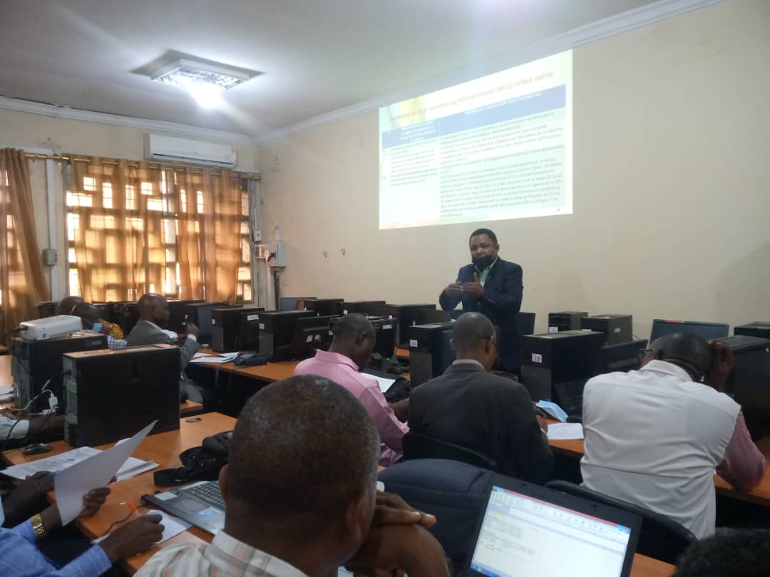 EMwimbi's tweet photo. Mwalimu Cephas Kwambiliwa u sujet de la mutation vers le système LMD :"ne jetons pas le trésor juste par ce que l'emballage est salle où dégoûtant" je sais que cette mutation fera du bien au pays. Mon conseil est n'ayons pas peur car les congolais sont capables de beaucoup https://t.co/2SEiLgWLkW
