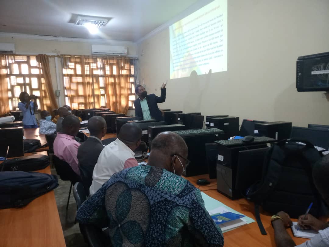 EMwimbi's tweet photo. Mwalimu Cephas Kwambiliwa u sujet de la mutation vers le système LMD :"ne jetons pas le trésor juste par ce que l'emballage est salle où dégoûtant" je sais que cette mutation fera du bien au pays. Mon conseil est n'ayons pas peur car les congolais sont capables de beaucoup https://t.co/2SEiLgWLkW
