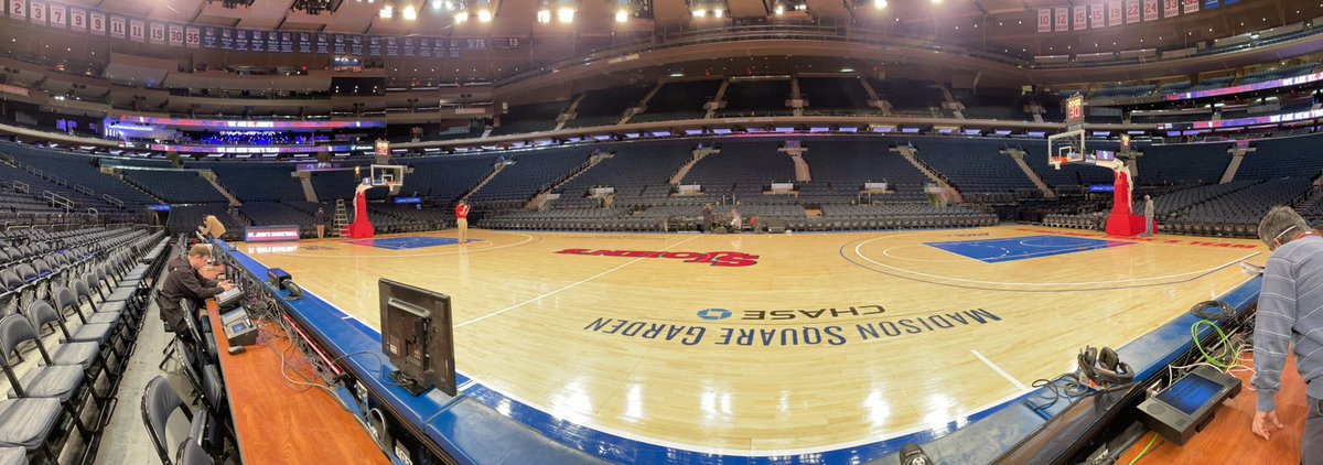 ThaCarterAis2's tweet photo. The calm before the red storm ๐ดโ #gojohnnies #BEhoops https://t.co/ybLAyp3SNT