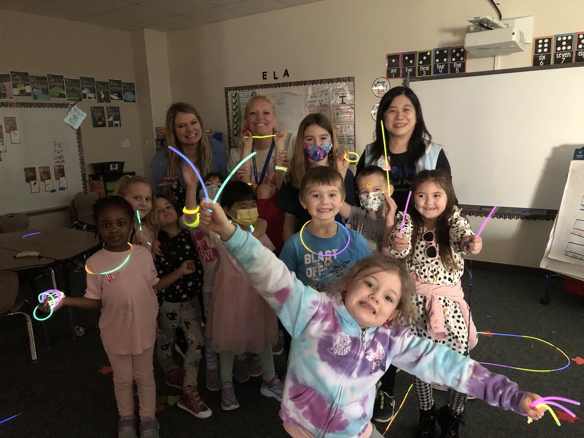 KindergartenWu's tweet photo. Kindergarten Ice Cream Party #twehowl #twepta https://t.co/1qcEuuajxd