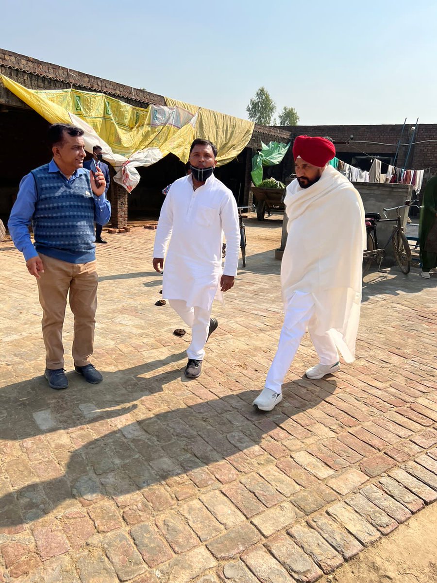 srinivasiyc's tweet photo. आज श्रीमती प्रियंका गांधी जी के धुरी दौरे के दौरान पंजाब के मुख्यमंत्री श्री @CHARANJITCHANNI से मुलाकात कर उन्हें अग्रिम शुभकामनाएं दी ।

111 दिनों में पंजाब के हर मसले को हल करने वाले CM चन्नी की सादगी और पंजाब के प्रति उनका समर्पण बेमिसाल है । https://t.co/8VjVzJZeFu