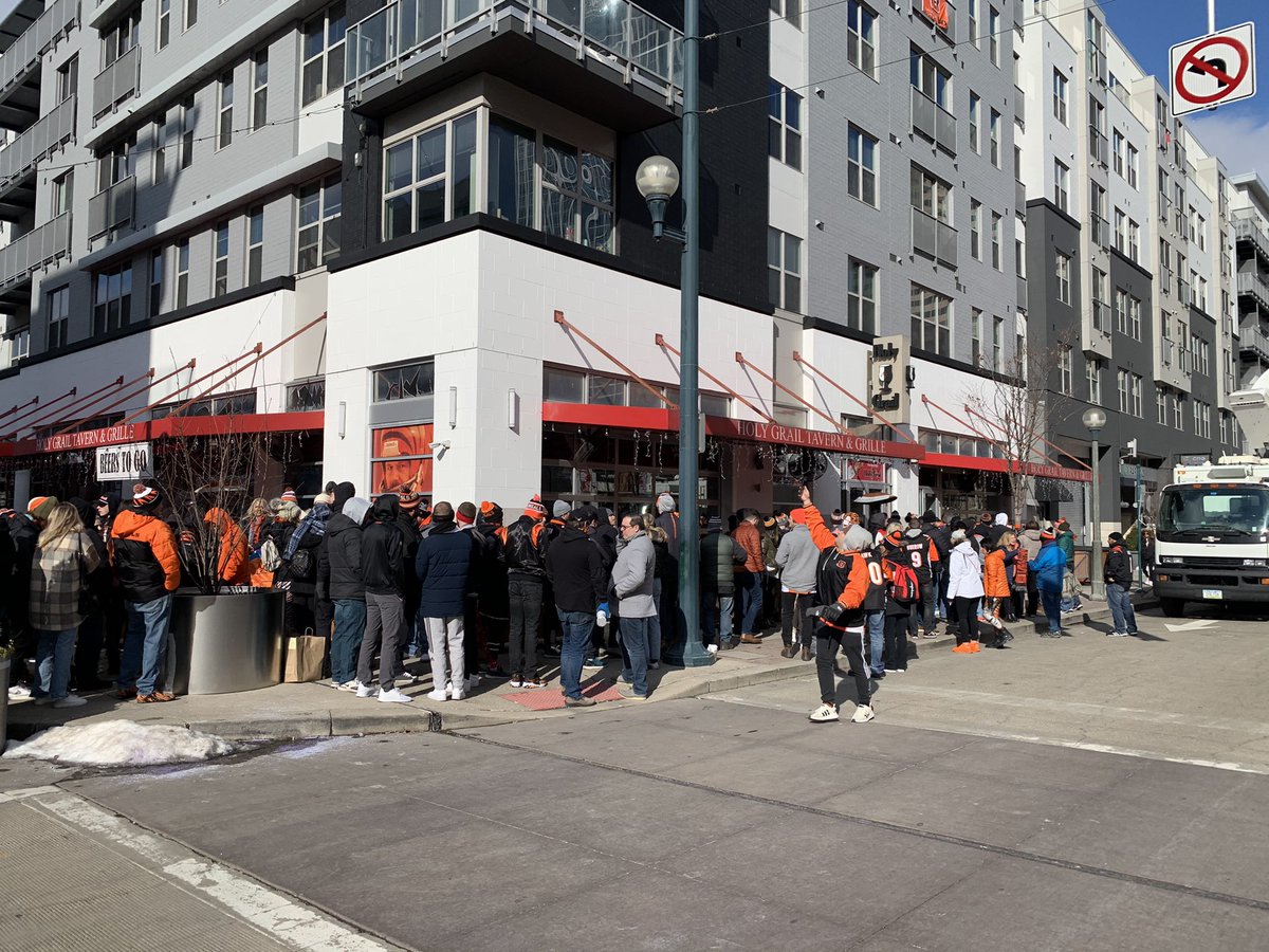 BrandonSaho's tweet photo. I have never seen anything like this in my life. Thousands of Bengals fans are waiting to get into every bar in downtown Cincinnati. Some fans say they got here at 8 a.m. They might be partying until 8 a.m. tomorrow if the Bengals win. #Bengals https://t.co/Zz3fXV21go