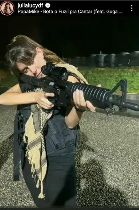 ChicoSantAnna's tweet photo. Antigamente, para aparecer, bastava pendurar uma melancia ou botar um abacaxi na cabeça. Agora tem que se abraçar a um AK-44

#PartidoNojo (ajude a levantar essa hasthag)
#Armanão https://t.co/BQEVw8rRzl