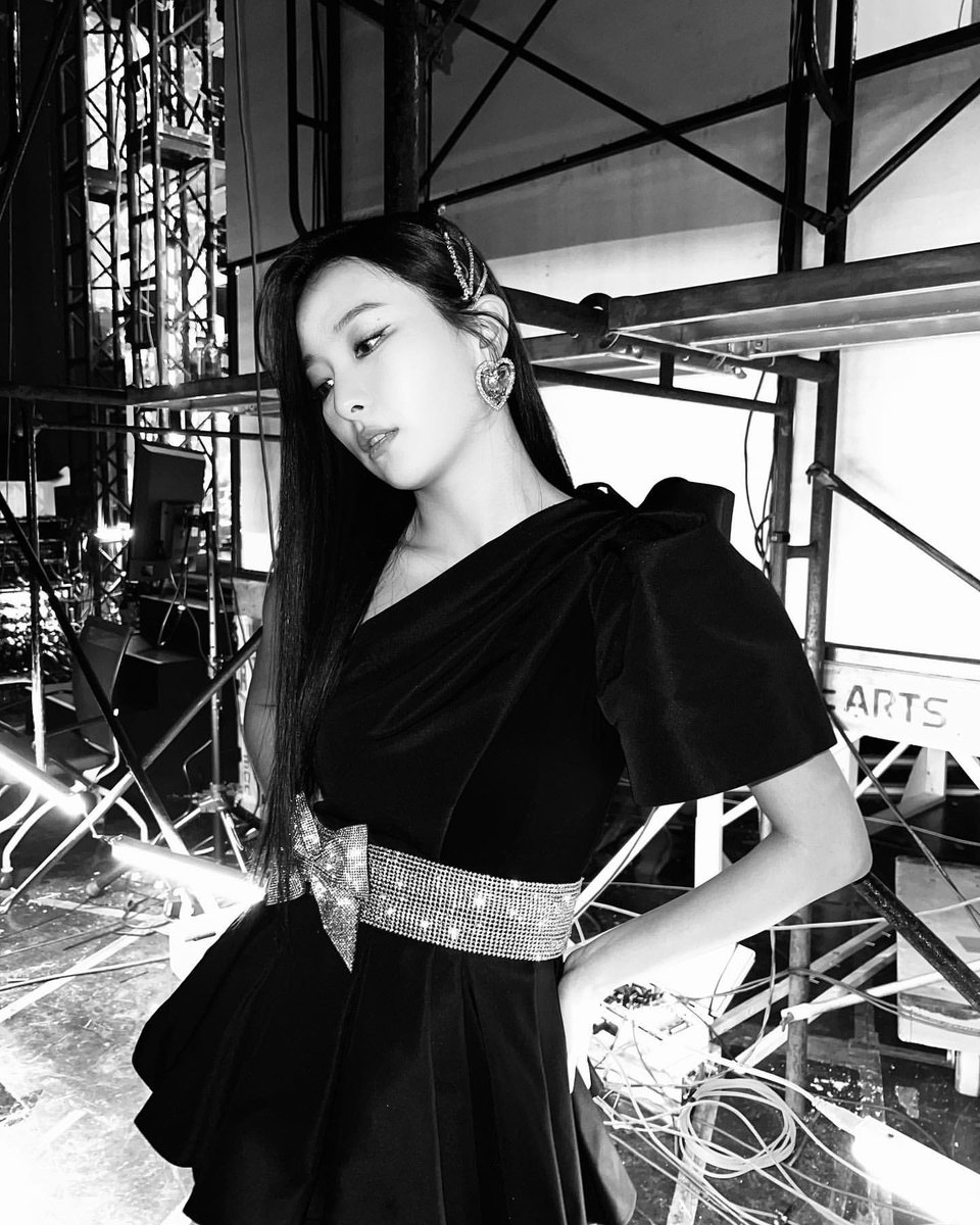 seuIing's tweet photo. @JENDDEUGl HELLO…*coughs aggressively* https://t.co/mtYUTC5jLG