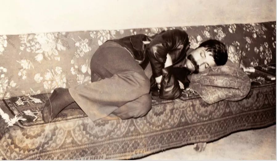 "yaşarken bile inan,
ölerek yaşamışım."

Ozan Arif, Ülkü Ocakları Sosyal Faaliyet Merkezi (TÖMFED), 1977-78