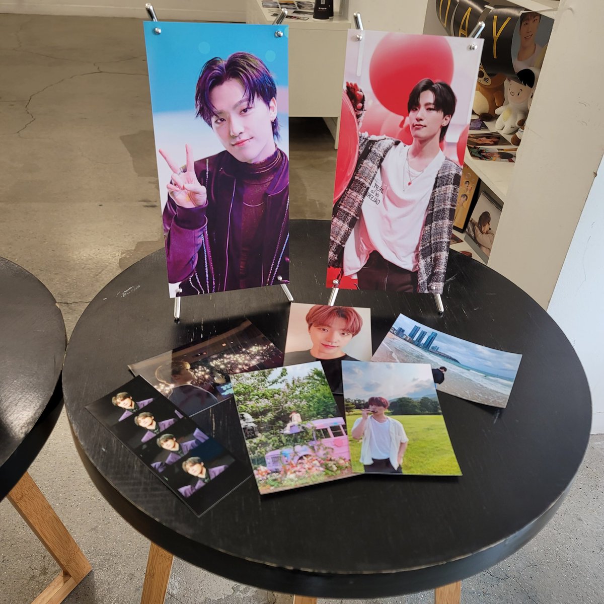 Yewol_9746_0's tweet photo. 📍와디즈303
#HUNTING_DINO_DAY 
#사냥개_디노의_생일_깔끔하게_먹어치웠지

카페랑 전시회가 따로라서 신기하면서도 한산해서 좋았어요 사진도 더 많이 볼 수 있고 깔끔해서 약간 미술관 온 느낌이랄까요? ㅋㅋ 전체적으로 사냥개컨셉 제대로더라구요 도무송이랑 프레임이 너무 귀여웠다는..🤍 https://t.co/7F07RikVfT