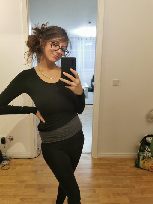Gammeltag 😂  #sonntag #leggings #brille #dutt #messybun #sundaymood #selfie #mirrorselfie https://t.<a href="/tag/sonntag"class="tags">#sonntag</a><a href="/tag/leggings"class="tags">#leggings</a><a href="/tag/brille"class="tags">#brille</a><a href="/tag/dutt"class="tags">#dutt</a><a href="/tag/selfie"class="tags"><span>#selfie</span></a><a href="/tag/mirrorselfie"class="tags"><span>#mirrorselfie</span></a><a href="/tag/sundaymood"class="tags"><span>#sundaymood</span></a><a href="/tag/messybun"class="tags"><span>#messybun</span></a>