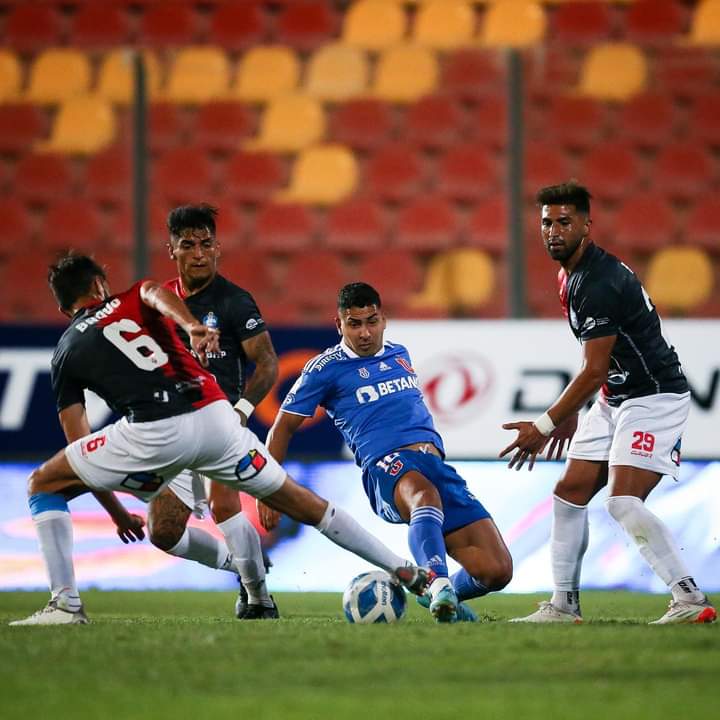 conexionazulcl's tweet photo. Que les pareció el partido de Jeisson Andrés Vargas 🤔 (?) 

#VamosLaU #UdeChile #AzUlesFC 💙❤ https://t.co/ezxVLBehGn