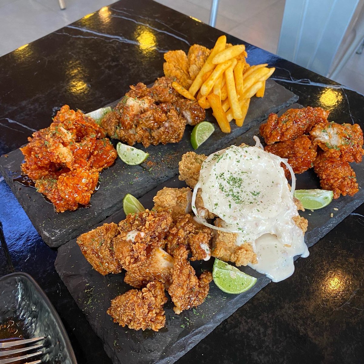 callmejukkalan's tweet photo. ทุกคนนนนน เราเพิ่งเคยกินไก่ชุงมันน ว้าวมากกก คืออร่อยอ่ะ กรอบนอกนุ่ม แถมมีซอสให้เลือกเยอะมากกก เมนูนี้เราสั่งแบบเซตมา มีทั้งหมด 6 ซอส แล้วได้เยอะมากก เหมาะสำหรับ 4-5-6 คนได้เลยอ่ะ มื้อนี้เราไปกัน3คน คือต้องห่อกลับอ่ะ 😂 เซตนี้รวมซุปกิมจิ 499.- จ่ายผ่าน rebbit line pay นะทุกคน https://t.co/HFPSCHgzXP
