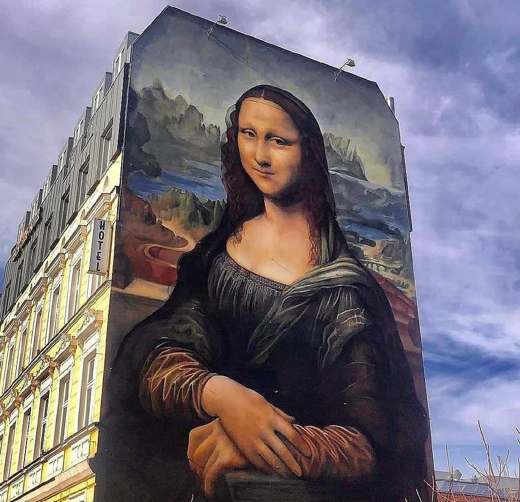 Fino a tre anni fa era possibile ammirare la Gioconda più grande del mondo a Berlino, realizzata dal collettivo Die Dixons.

Successivamente questi artisti hanno deciso di cancellare Monna Lisa per "portarla in giro per l'Europa".