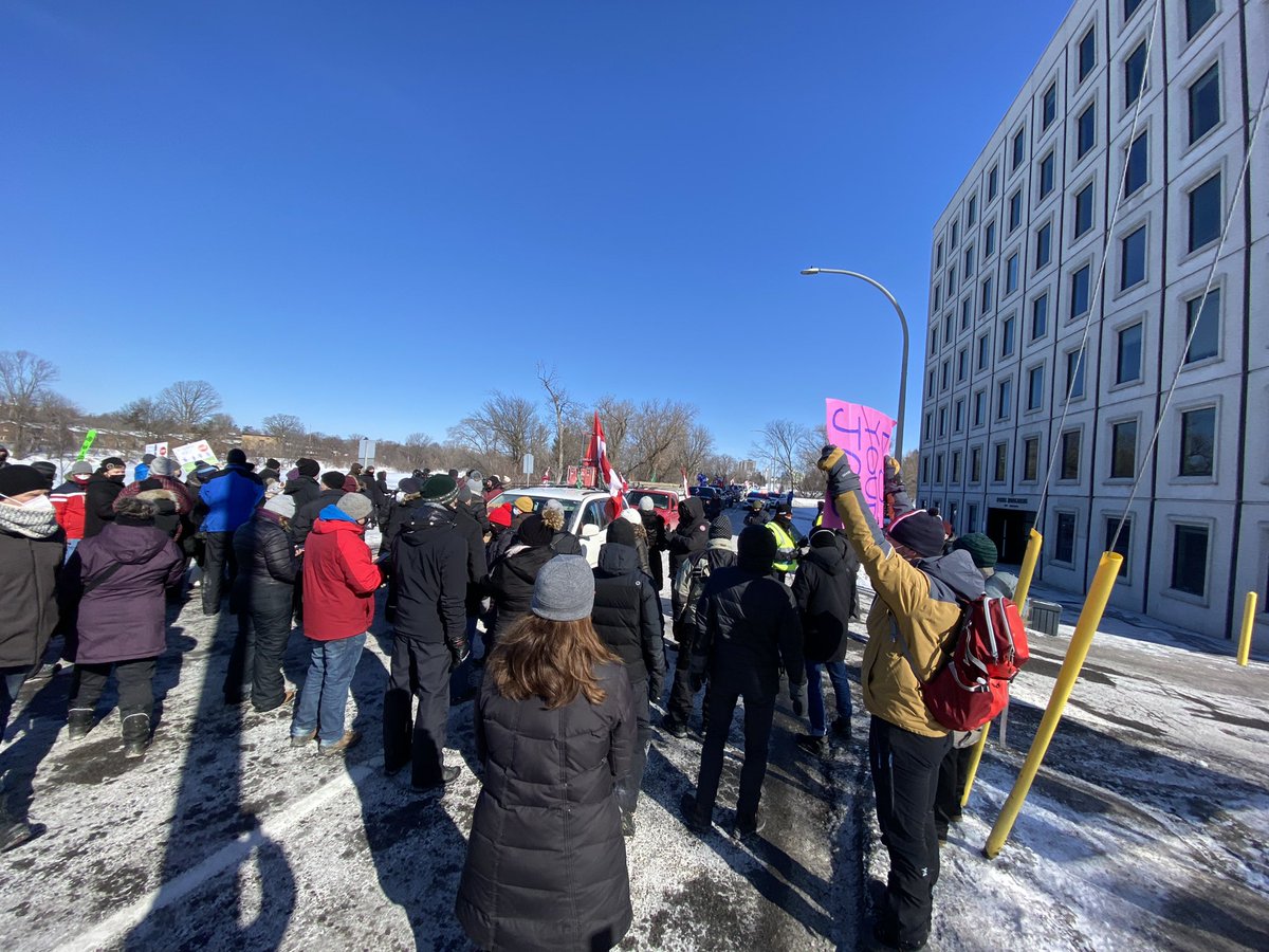 Spirits pretty high among Ottawans here at Bank/Riverside, occupation convoy blocked by crowd are not enjoying themselves.