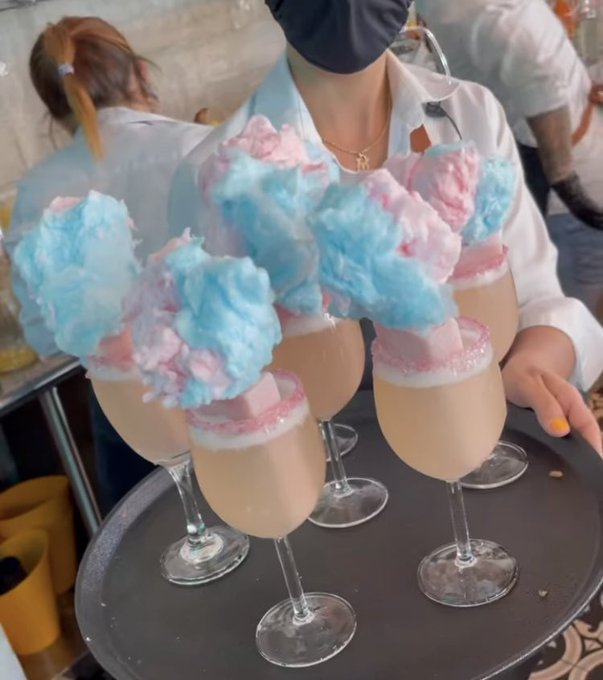 1 pic. Cotton candy mimosas? Yes please!
2 of my favorite 🤩 sins into 1!

#cottoncandy #mimosas #miami