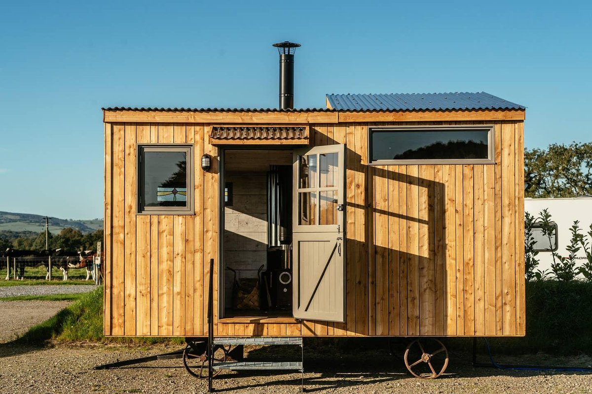 GlampinglyHQ's tweet photo. Clever design in a tiny space, with a wood burner, a kitchen, a bed &amp; a sofa all comfortably fitted in. Could you make better use of a space this small?

📍 The Tiny House, Carmarthenshire
🔗 https://t.co/oMStqxni3G
#️⃣ #glamping #wales #carmarthenshire #glampingwales https://t.co/BezqYgUdBh
