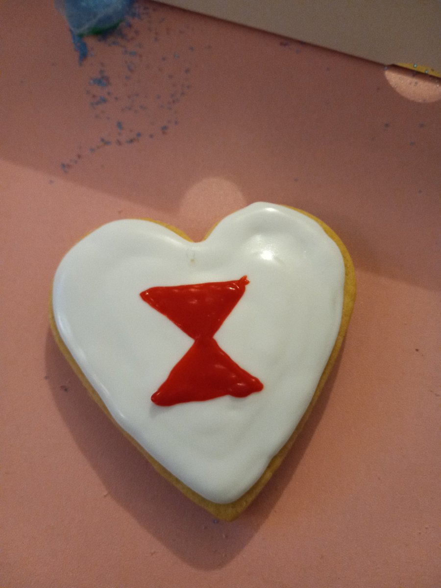 LuckyChick86's tweet photo. @ChrisEvans @TomHolland1996 #Spiderman #CaptainAmerica #BlackWidow #Marvel #ValentinesDayCookies https://t.co/U8hNDqhWwM