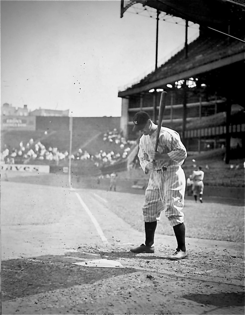 nut_history's tweet photo. Probably in my top 5 favourite baseball pictures. This Lou Gehrig picture is total badass https://t.co/YgWSYR0EzZ