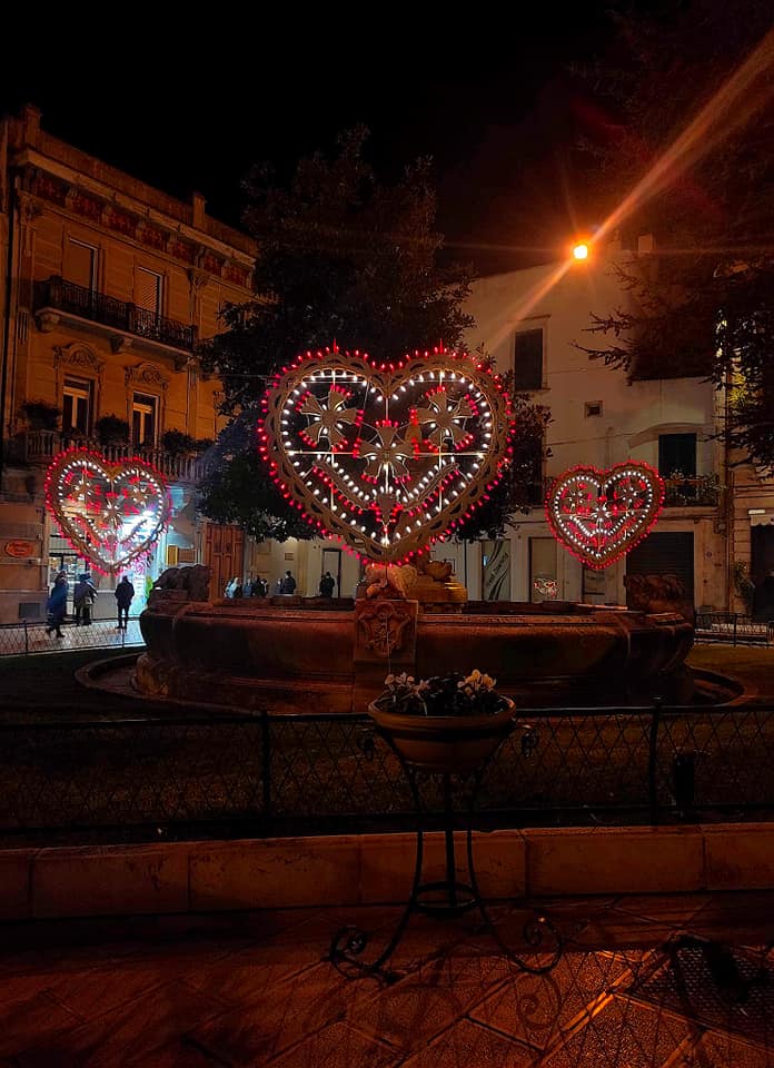 visitmartina's tweet photo. Domani 14 febbraio si festeggia San Valentino ❤️
👩‍❤️‍💋‍👨 La città di Martina Franca in occasione di questa festività si è abbellita e illuminata, non perdere l'occasione di ammirarla e di innamorarti ancora una volta. 
#puglia #martinafranca  #visitmartina #weareinpuglia https://t.co/lFRcIHIbzL