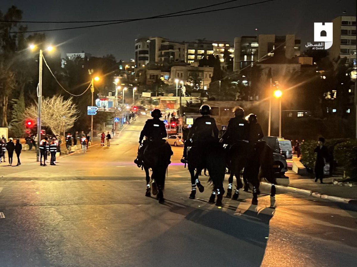 QastalNewsEn's tweet photo. Israeli occupation forces, with horses units, break into Jerusalem's Sheikh Jarrah neighborhood.

#SaveSheikhJarrah https://t.co/2LkI8LR6wY
