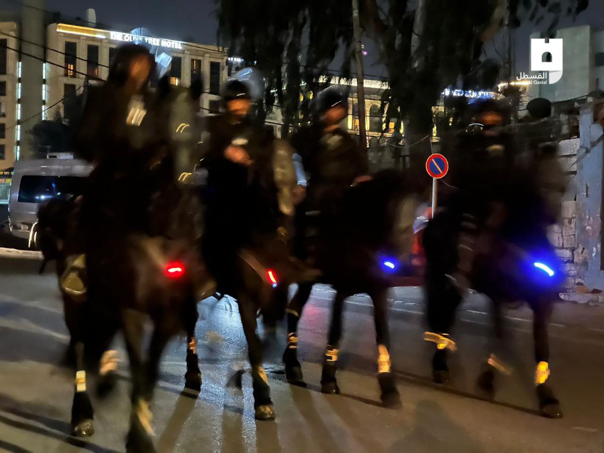 QastalNewsEn's tweet photo. Israeli occupation forces, with horses units, break into Jerusalem's Sheikh Jarrah neighborhood.

#SaveSheikhJarrah https://t.co/2LkI8LR6wY