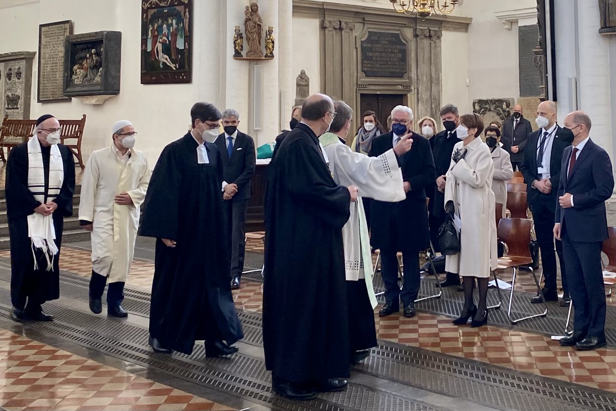 KarlFreller's tweet photo. Nachtrag zur #Bundesversammlung: Der Tag begann mit einer Ökumenischen #Morgenandacht in der St.Marien-Kirche in #Berlin unter #christlicher, #jüdischer und #islamischer Beteiligung. Hier beim Auszug vorbei an #Bundespräsident #Steinmeier und #Bundeskanzler Scholz . Foto:Freller https://t.co/Z1wMyWASSc