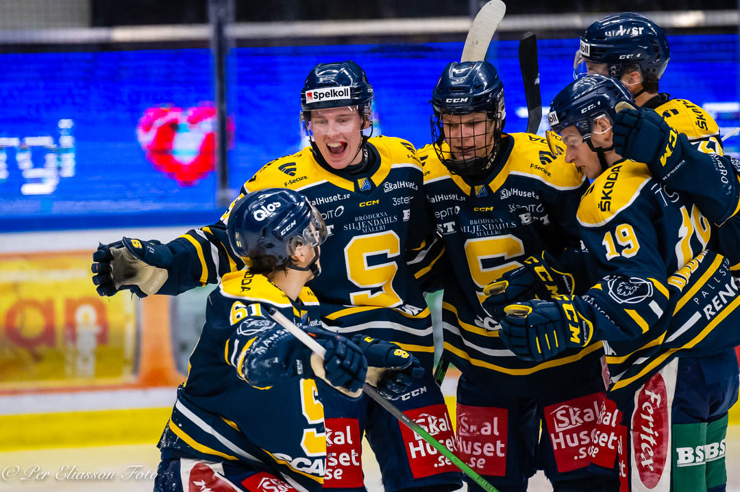 Bacciskungen's tweet photo. En perfekt helg till enda!
6/6 poäng för J20.
Seger mot Saik i fredags med 6-5 och sen pulveriserar vi Timrå med 8-1 idag.
Nästa vecka är full av matcher för både J18 &. J20,
På tisdag drar det igång.
#instaSSK #SSKJ20 #TILLSAMMANS #FRAMÅTSPORT #TEAMSPIRI #SSKJ18 📸 @permikeli https://t.co/bHXa20m8Hk