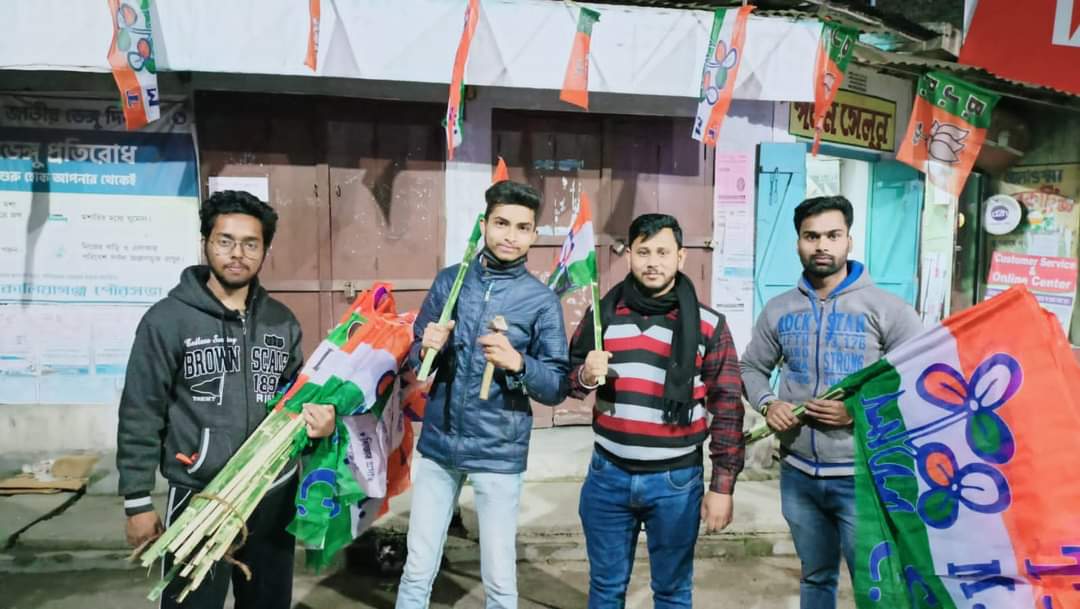 SubhraPratimRo4's tweet photo. কালিয়াগঞ্জ পৌরসভার ওয়ার্ড নং = ০২ তৃণমূল কংগ্রেস প্রার্থী মাননীয় রথীন্দ্রনাথ গুহ সমর্থনে ছাত্র - যুব ভাইদের নিয়ে ওয়ার্ড জুড়ে পতাকা লাগালো হলো ۔
#MamataBanerjeeZindabaad
#VoteForTMC
#VoteForKM https://t.co/DcFxLligN3