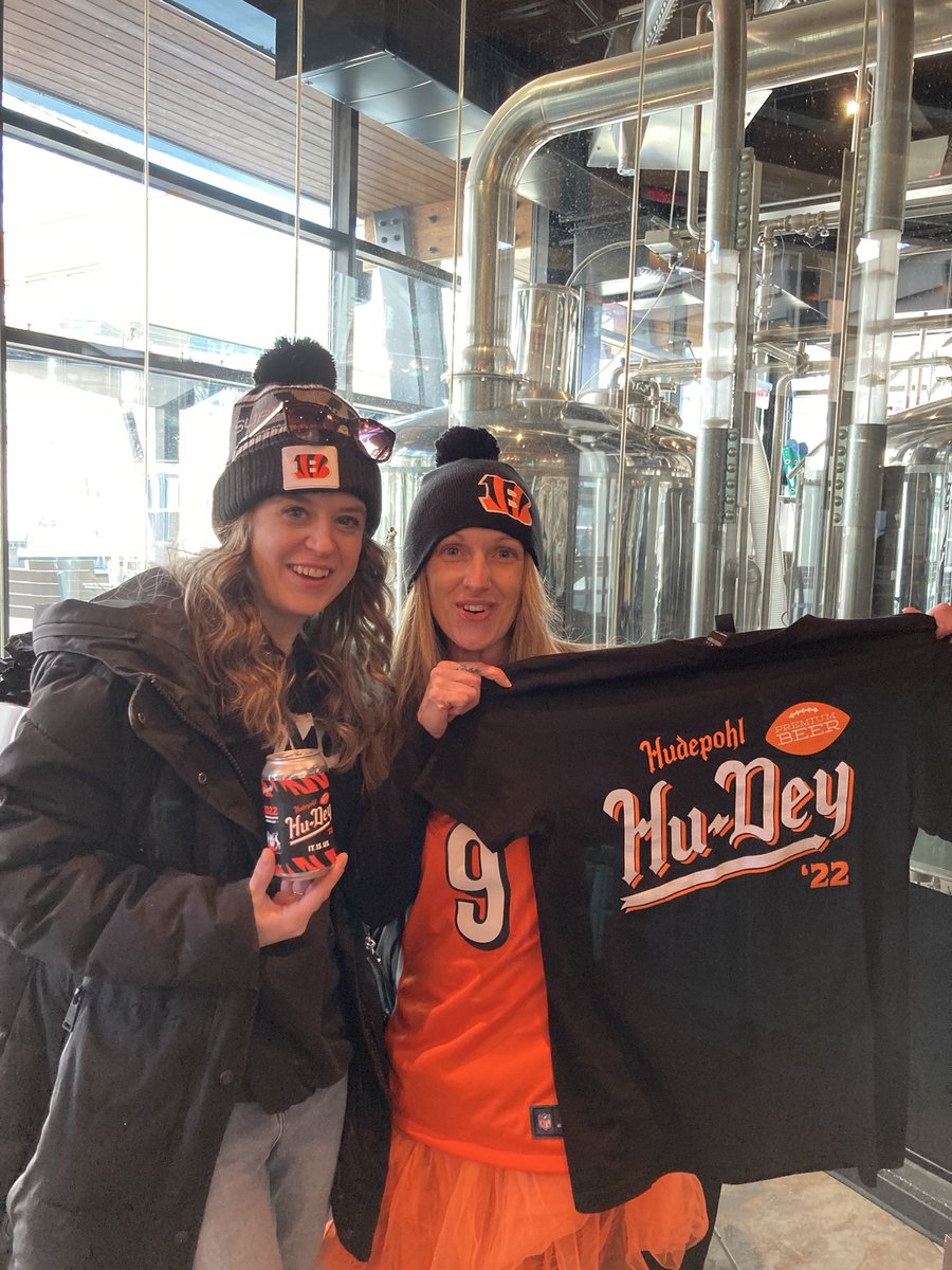 Hu-Dey! Our latest winners of the Hu-Dey fan pack raffle here at <a href="/MoerleinLH/">Moerlein Lager House</a>. We are here till 4 today!