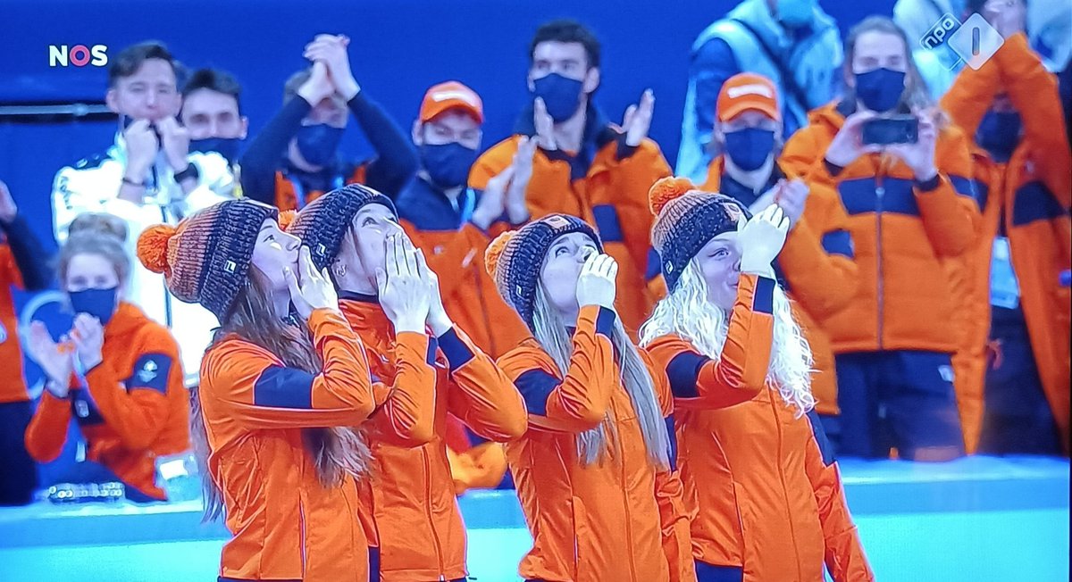 Rotaruud's tweet image. De gouden medaille voor de shorttrackdames is natuurlijk geweldig maar de handkusjes naar boven vond ik nog mooier #olympischespelen #shortrack #Gold #handkusjes #angel #hemel #respect