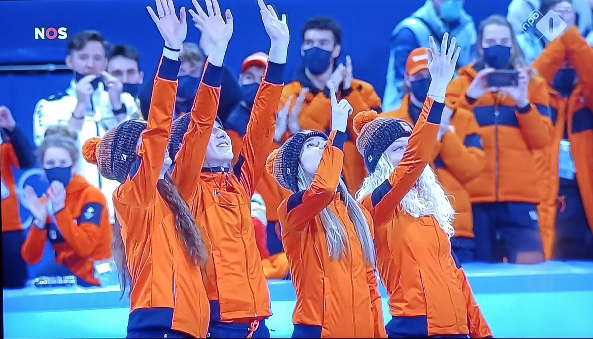 Rotaruud's tweet image. De gouden medaille voor de shorttrackdames is natuurlijk geweldig maar de handkusjes naar boven vond ik nog mooier #olympischespelen #shortrack #Gold #handkusjes #angel #hemel #respect