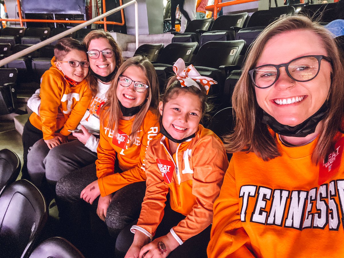 notsoStr8beelin's tweet image. #goladyvols 🧡🏀💙