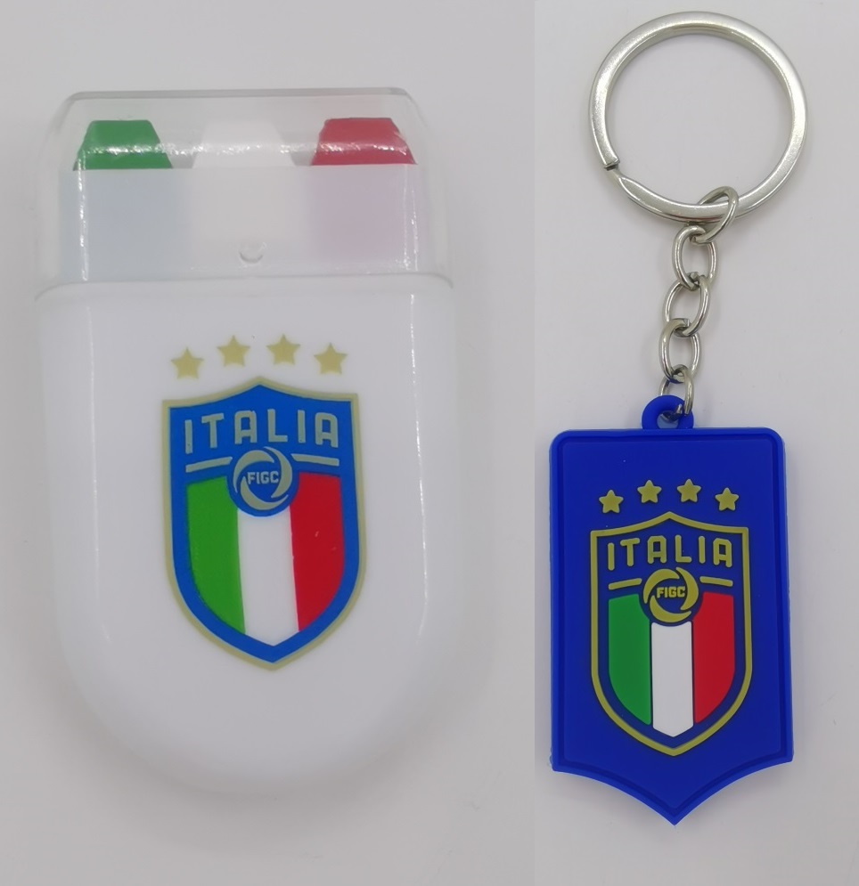 🔹 tre braccialetti
🔹un paio di occhiali
🔹una bandiera 90x 60 cm
🔹due tap tap
🔹un portachiavi
🔹 un stick viso

Il kit ufficiale del tifoso per vivere la tua passione per la Nazionale 🇮🇹 💙

kititalia.com