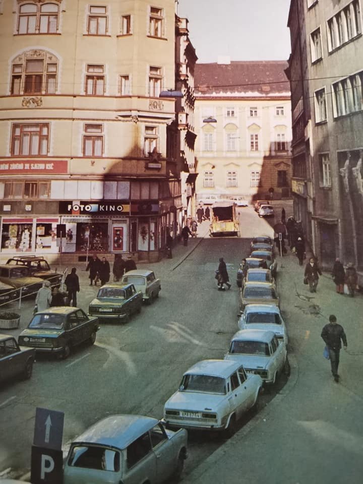 kunc_zidenice's tweet photo. Stále se vedou dlouhé debaty o tom, zda je možné auta vymezit z historického centra. A přitom už se to v minulosti na mnoha místech stalo. Z dnešního pohledu je skoro šílené si uvědomit, kde všude se dřív parkovalo.
#jdeto #Brno https://t.co/hpzPhSEkRG