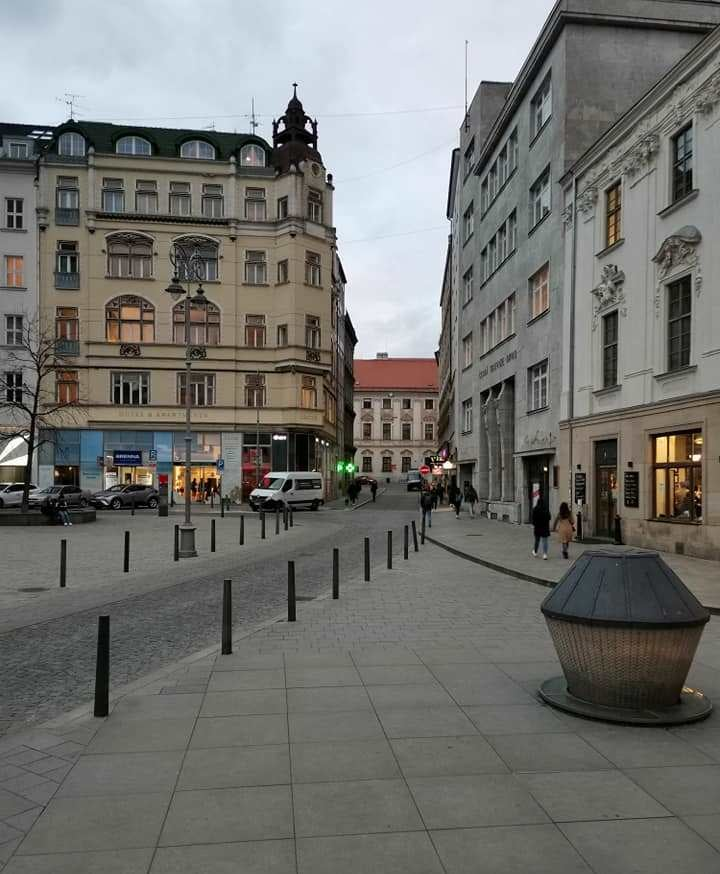 kunc_zidenice's tweet photo. Stále se vedou dlouhé debaty o tom, zda je možné auta vymezit z historického centra. A přitom už se to v minulosti na mnoha místech stalo. Z dnešního pohledu je skoro šílené si uvědomit, kde všude se dřív parkovalo.
#jdeto #Brno https://t.co/hpzPhSEkRG