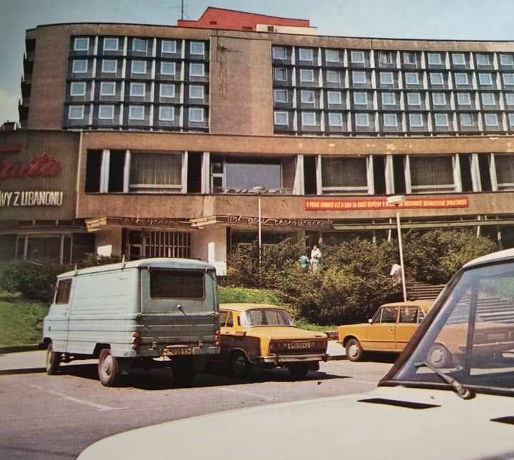 kunc_zidenice's tweet photo. Stále se vedou dlouhé debaty o tom, zda je možné auta vymezit z historického centra. A přitom už se to v minulosti na mnoha místech stalo. Z dnešního pohledu je skoro šílené si uvědomit, kde všude se dřív parkovalo.
#jdeto #Brno https://t.co/hpzPhSEkRG