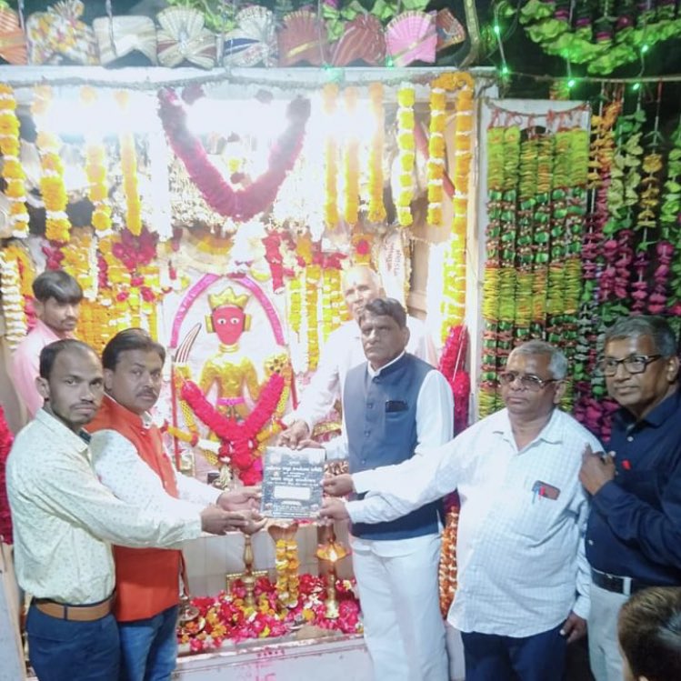 ArvindBariya8's tweet photo. દુઃખી ઓના બેલી અને  જેના નામ માત્ર થી ગોગા મહારાજ નું ઝેર  પણ દૂર થતું હોય એવા ફાગેવલ ના દાદા ને આજ રોજ મહીંકાંઠા સમૂહ લગ્ન માં પધારવા કંકોત્રી આપી ટીમ સાથે..
#arvindbariya  @ArvindBariya8 https://t.co/9CF6pKLw3H