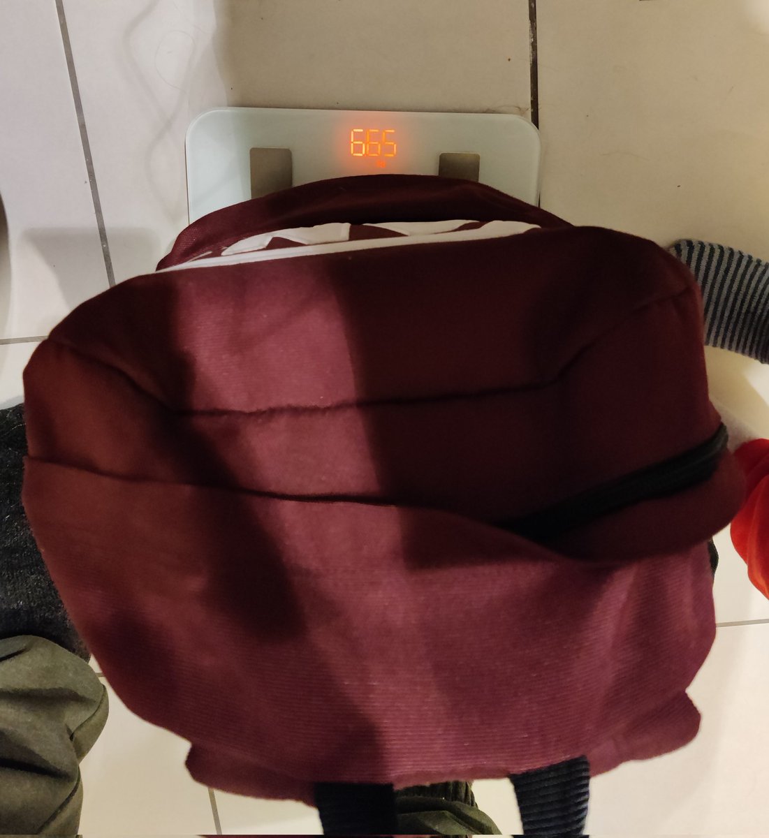 6.65kg de celulosa y tinta deben cargar niños de 40kg en las escuelas de #Francia Curiosa forma de hacer la #TransformacionDigital