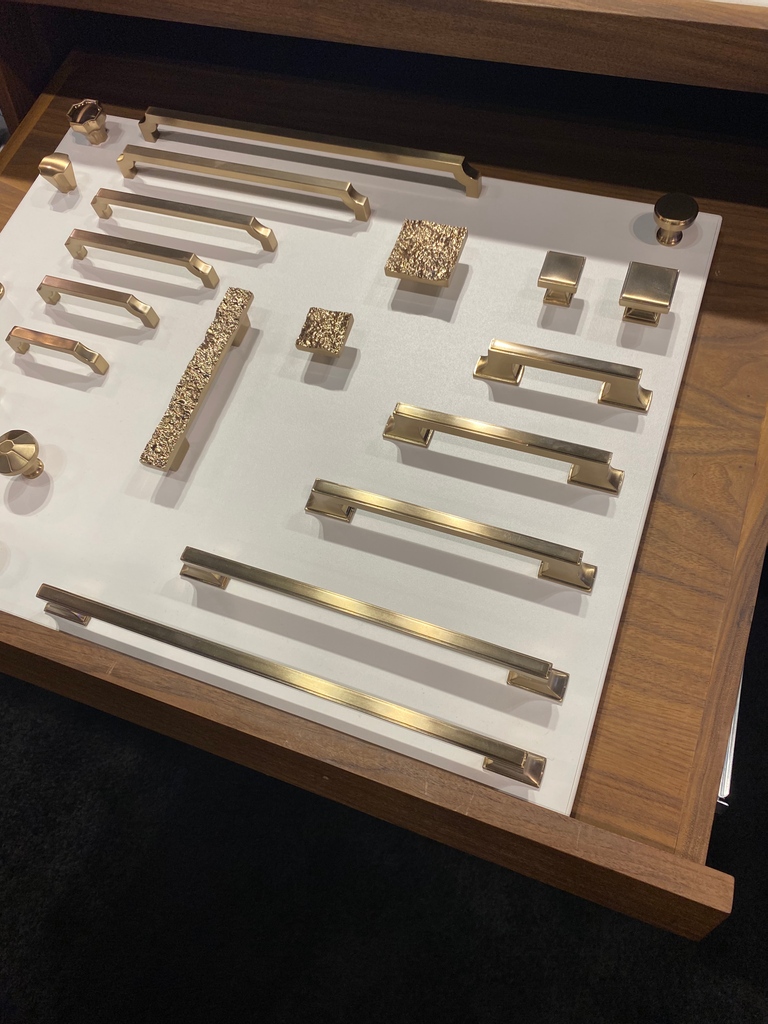CCFFcompany's tweet photo. Check out this hardware! CCFF will be bringing a new line into our design center. Excited to use this one in our future projects.
#kitchendesignconcepts#whitekitchencabinets #kitchenofinstagram
#kitchenhandle #goldhandles #decorativehardware #doorpulls https://t.co/ukyRgoEXZl