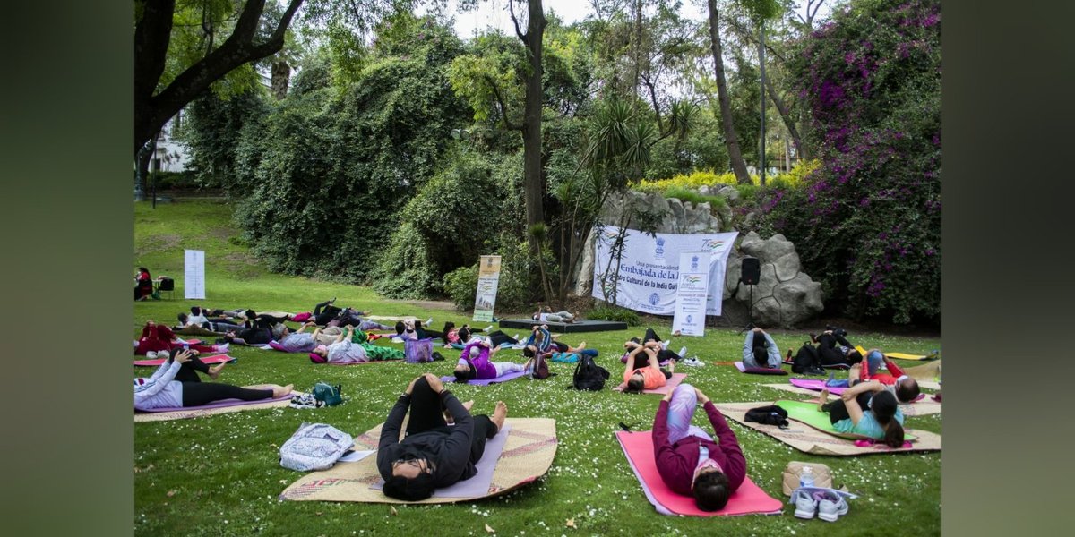 #AzadiKaAmritMahotsav
Glimpses from the yoga session organized by <a href="/IndEmbMexico/">India in México</a>  &amp; <a href="/iccr_mexico/">ICCR in Mexico</a> on 12Feb at <a href="/CC_LosPinos/">Complejo Cultural Los Pinos</a>, #CDMX.
Mexican friends &amp; 🇮🇳diaspora enthusiastically participated in the #750millionsuryanamaskar challenge under the guidance of Yoga Guru,Prasad Chintapalli