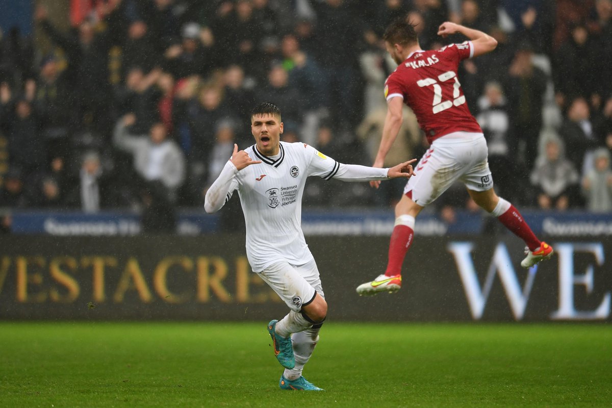 SwansOfficial's tweet photo. Even Kalas enjoyed that one. https://t.co/D7R6eVEosJ