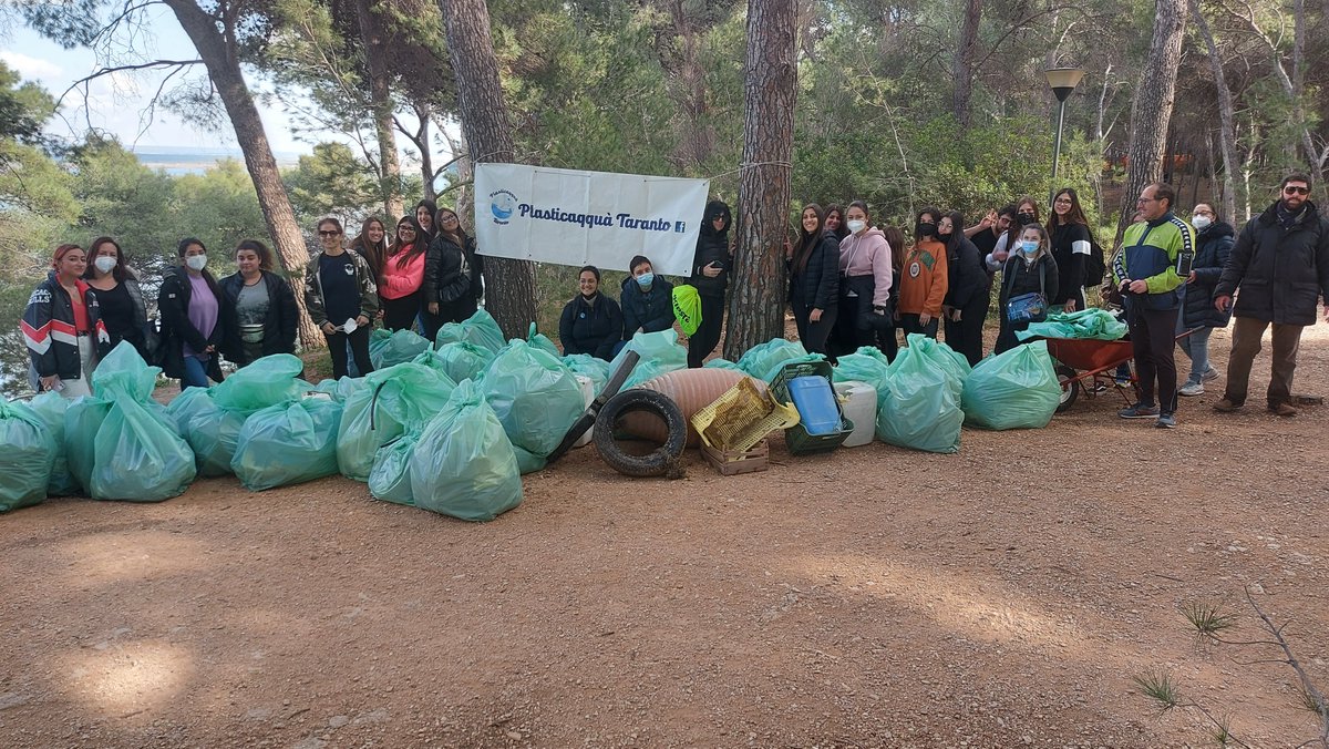 LisideTaranto's tweet photo. #PercorsiDiCittadinanza Raccolta rifiuti volontaria al #ParcoCimino di #Taranto con l'#AssociazionePlasticaqquà I nostri ragazzi sono sensibili da sempre al tema ambientale #AmbienteInCostituzione @mariopittoni @marioturco_m5s  @MIsocialTW @ProfPBianchi @dariofrance https://t.co/7FfHlKqsJx
