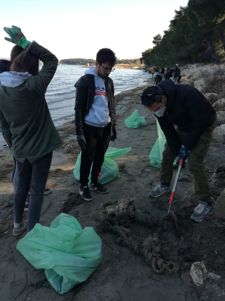 LisideTaranto's tweet photo. #PercorsiDiCittadinanza Raccolta rifiuti volontaria al #ParcoCimino di #Taranto con l'#AssociazionePlasticaqquà I nostri ragazzi sono sensibili da sempre al tema ambientale #AmbienteInCostituzione @mariopittoni @marioturco_m5s  @MIsocialTW @ProfPBianchi @dariofrance https://t.co/7FfHlKqsJx