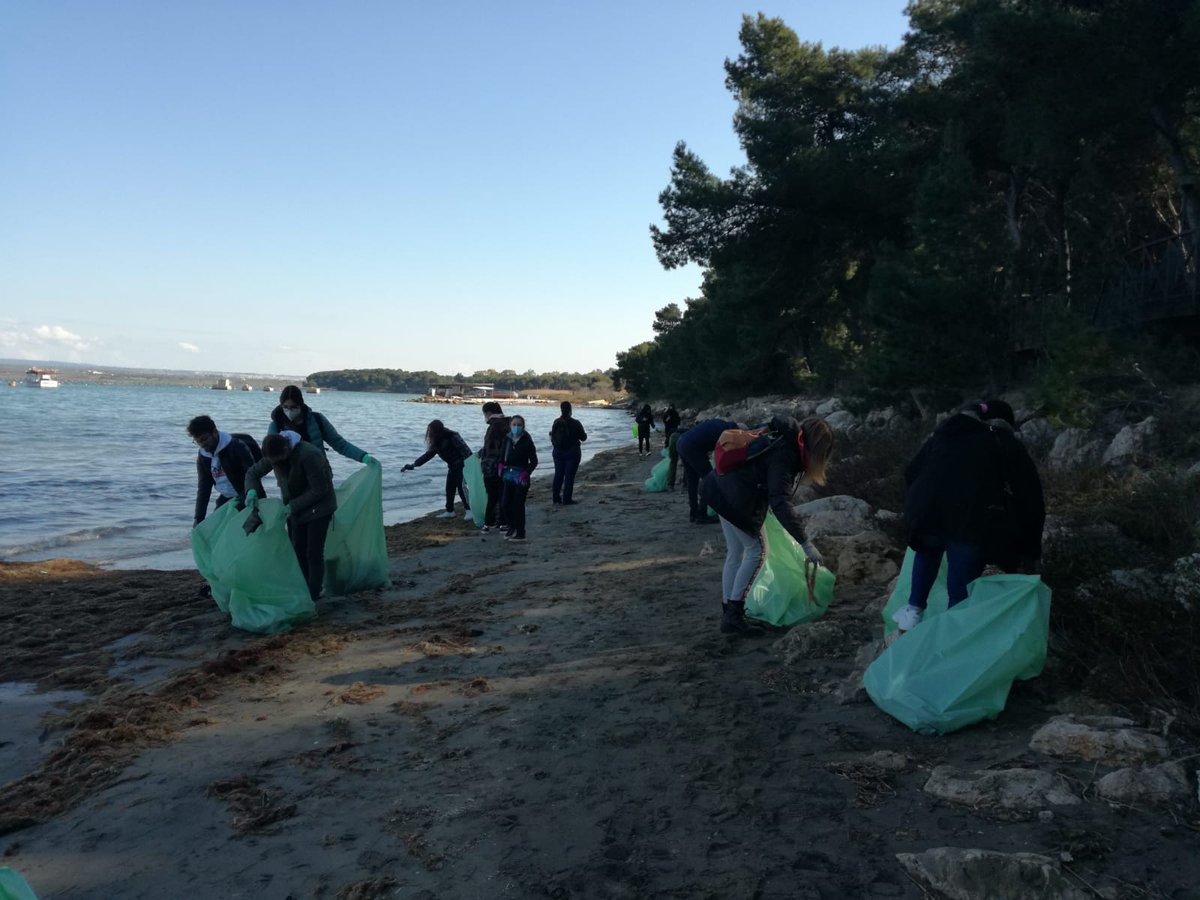 LisideTaranto's tweet photo. #PercorsiDiCittadinanza Raccolta rifiuti volontaria al #ParcoCimino di #Taranto con l'#AssociazionePlasticaqquà I nostri ragazzi sono sensibili da sempre al tema ambientale #AmbienteInCostituzione @mariopittoni @marioturco_m5s  @MIsocialTW @ProfPBianchi @dariofrance https://t.co/7FfHlKqsJx