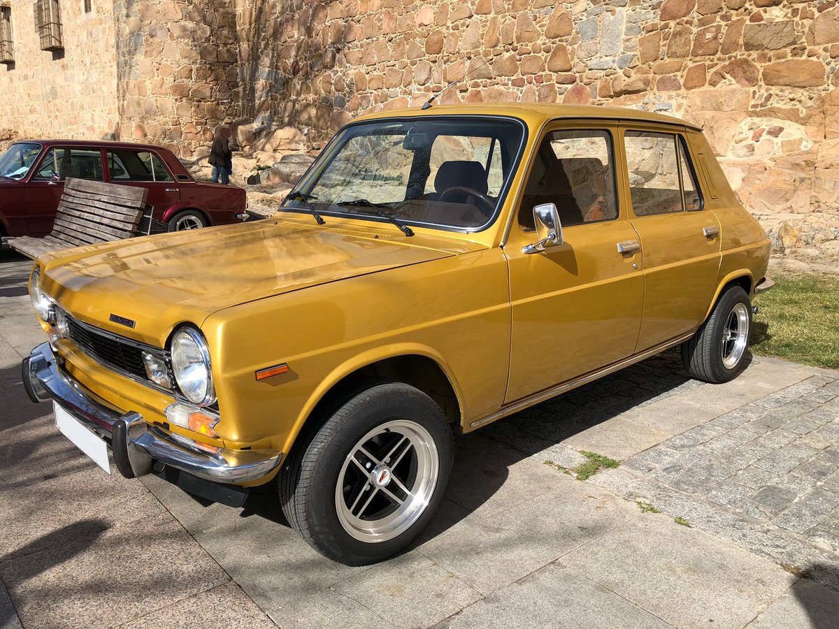 Top10coches's tweet photo. Excepcional concentración de #coches #clásicos hoy en #Ávila. Destacamos este fantástico #Simca1200. Se fabricaba en las instalaciones de #Barreiros en Villaverde, en Madrid, de donde salían también los Simca 1000 y los Dodge Dart. https://t.co/DpSIsZQxzl