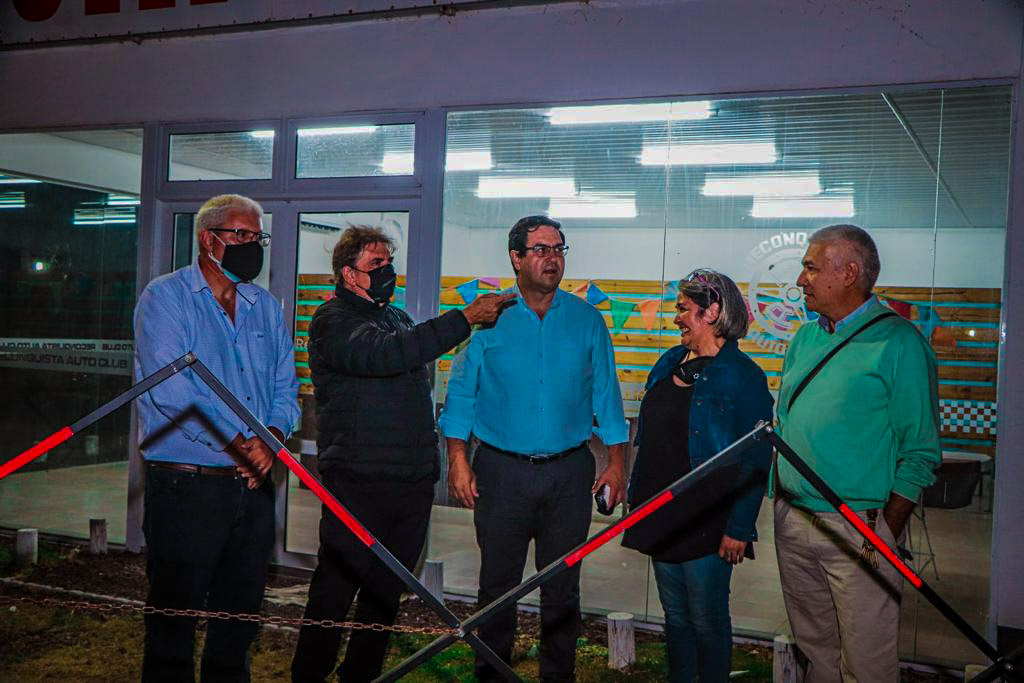 JorgeLlonch's tweet photo. También agradezco al intendente de Reconquista @VallejosEnri y al Secretario de Cultura Lucas Ferro por acompañarme en la apertura del evento junto al Secretario de Gestión Cultural Jorge Pavarín en esta fiesta #reconquistense representando a @omarperotti. https://t.co/LUTnDtmy7g