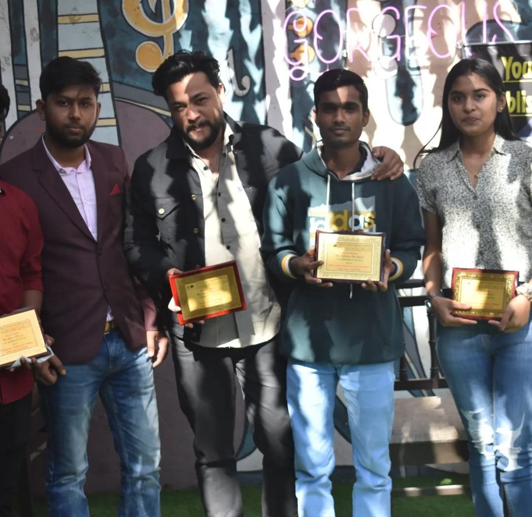 Youngmindshouse's tweet photo. In Our Today's Open Mic Event we Honour Some of Our Star Performer and STAR Host 
It was lovely Event Today
Thank You Bhopal ❤️ for your love and Support
#event #successful #honoured #StarPerformer #starhost #Bhopal #participants #Audiences #ThankYou #love #support #keeploving https://t.co/IVUXUfOF1N