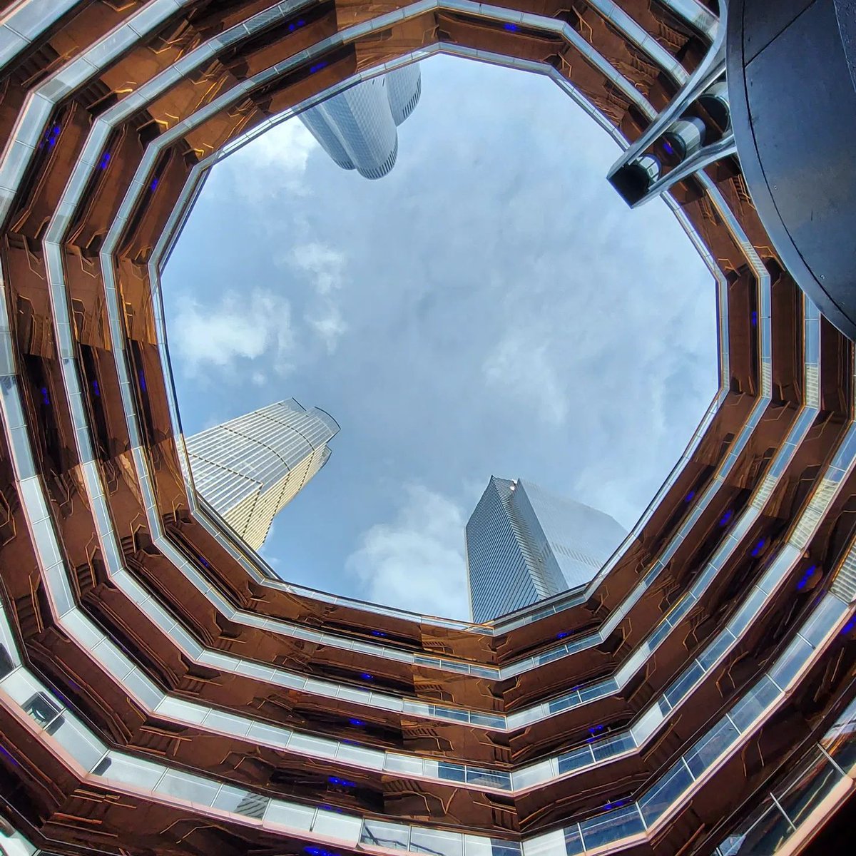 OuttravelfFun's tweet photo. Das 46 Meter hohe, aus Stahl und Glas bestehende Gebäude ist die Sehenswürdigkeit im Big Apple. Das Gebäude wird auch gerne New Yorks Staircase genannt.

#thevessel #nyc #newyork #hudsonyards #newyorkcity #thevesselnyc #vessel #manhattan #trip #traveling #travelphotography https://t.co/Q4i3bpMClZ