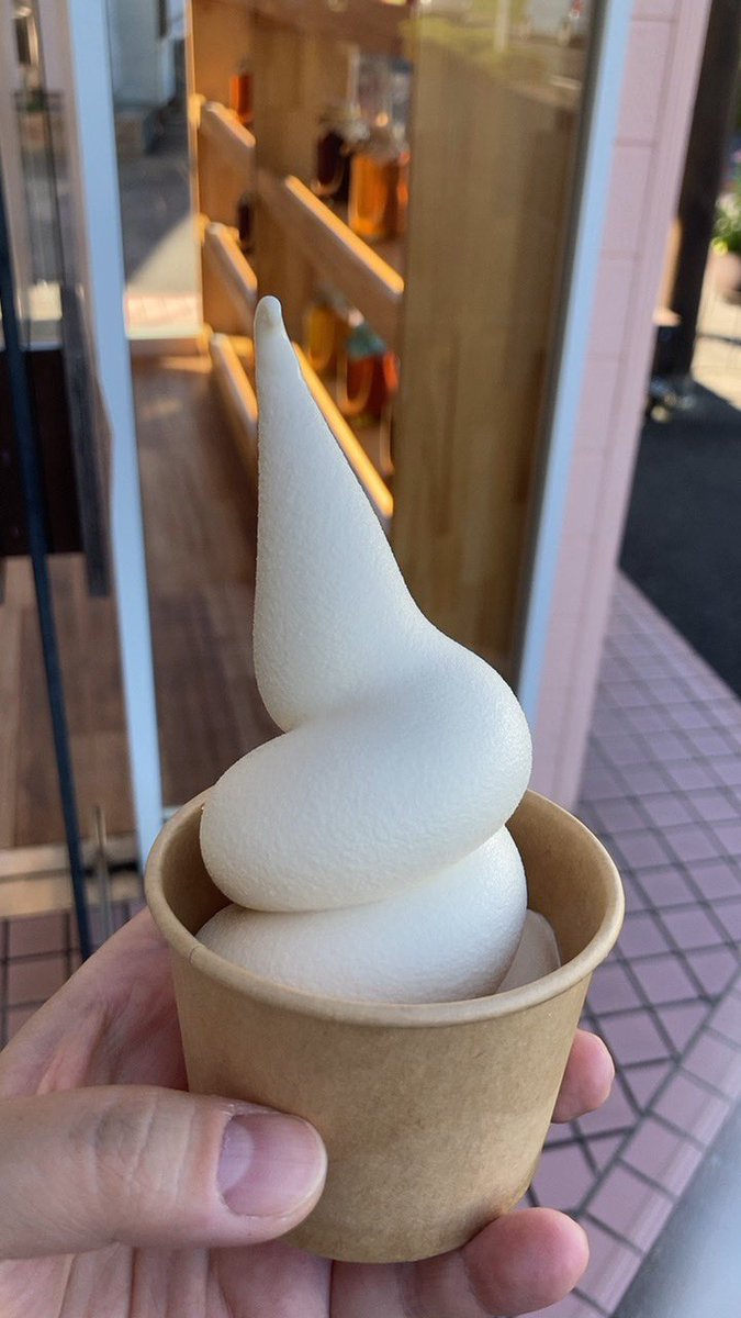 LiveAs38Like's tweet photo. 同じ日、埼玉の北の方まで行ったのでせっかくだからと熊谷まで足を伸ばして #武州養蜂園 にて #はちみつソフトクリーム あまりに美しくていろんな角度から撮っちゃったｗめっちゃくちゃ美味しかったー！他にも蜂蜜をいくつか���って帰りました💛
2021.9.19 https://t.co/sEmLZf3o9T